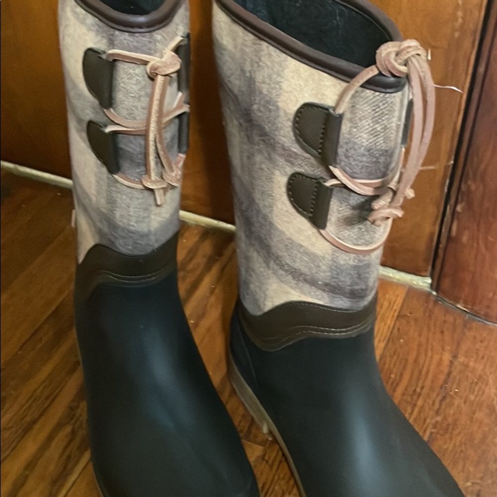 Size 10 (narrow), never worn, Water proof boots